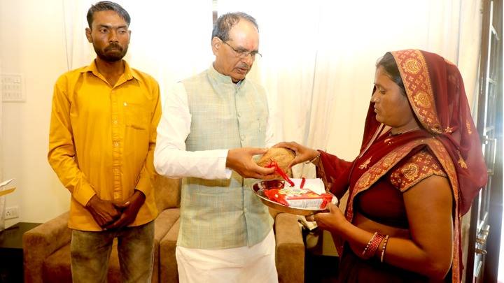 छतरपुर से पैदल भोपाल पहुँचे दंपत्ति का मुख्यमंत्री श्री चौहान ने किया सम्मान